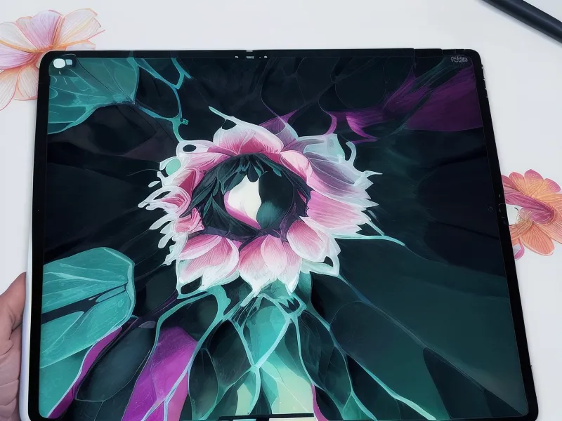Diseño floral creado en Procreate comparado con su resultado impreso en film DTF